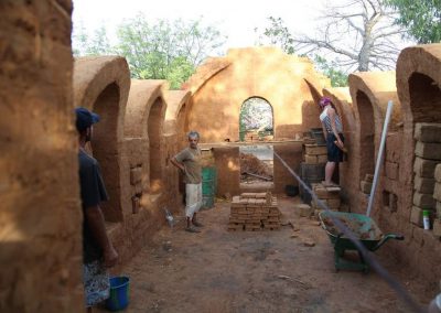 Voyage responsable et solidaire au campement du Niombato, Sénégal: actions solidaires 2016 : "constructions témoins" d'une coupole et d'une voûte en terre-paille.