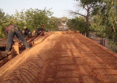 Voyage responsable et solidaire au campement du Niombato, Sénégal: actions solidaires 2016 : "constructions témoins" d'une coupole et d'une voûte en terre-paille.