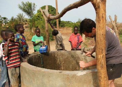 Voyage responsable et solidaire au campement du Niombato, Sénégal: actions solidaires 2013: Construction d'une pompe à corde pour le puits de l'école de Sandicoly.