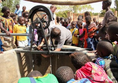 Voyage responsable et solidaire au campement du Niombato, Sénégal: actions solidaires 2013: Construction d'une pompe à corde pour le puits de l'école de Sandicoly.