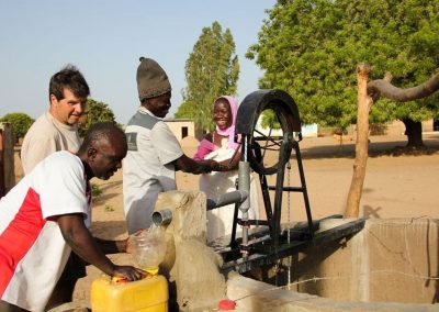 Voyage responsable et solidaire au campement du Niombato, Sénégal: actions solidaires 2013: Construction d'une pompe à corde pour le puits de l'école de Sandicoly.