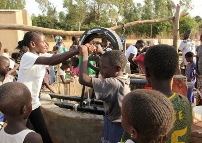 Voyage responsable et solidaire au campement du Niombato, Sénégal: actions solidaires 2013: Construction d'une pompe à corde pour le puits de l'école de Sandicoly.