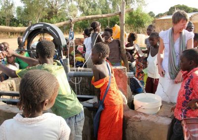 Voyage responsable et solidaire au campement du Niombato, Sénégal: actions solidaires 2013: Construction d'une pompe à corde pour le puits de l'école de Sandicoly.