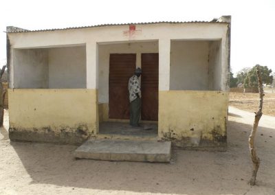 Actions solidaires au campement du Niombato: sensibilisation à l'hygiène au travers de soins.