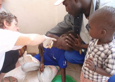 Voyage responsable et solidaire au campement du Niombato: sensibilisation à l'hygiène au travers de soins.