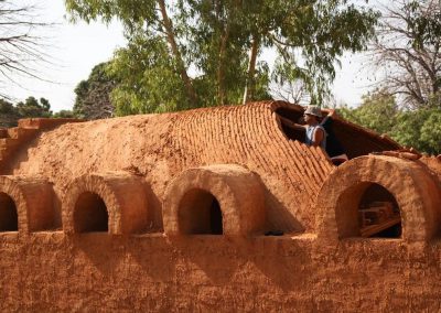 Voyage responsable et solidaire au campement du Niombato, Sénégal: actions solidaires 2016 : "constructions témoins" d'une coupole et d'une voûte en terre-paille.