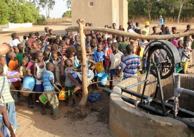 Voyage responsable et solidaire au campement du Niombato, Sénégal: actions solidaires 2013: Construction d'une pompe à corde pour le puits de l'école de Sandicoly.